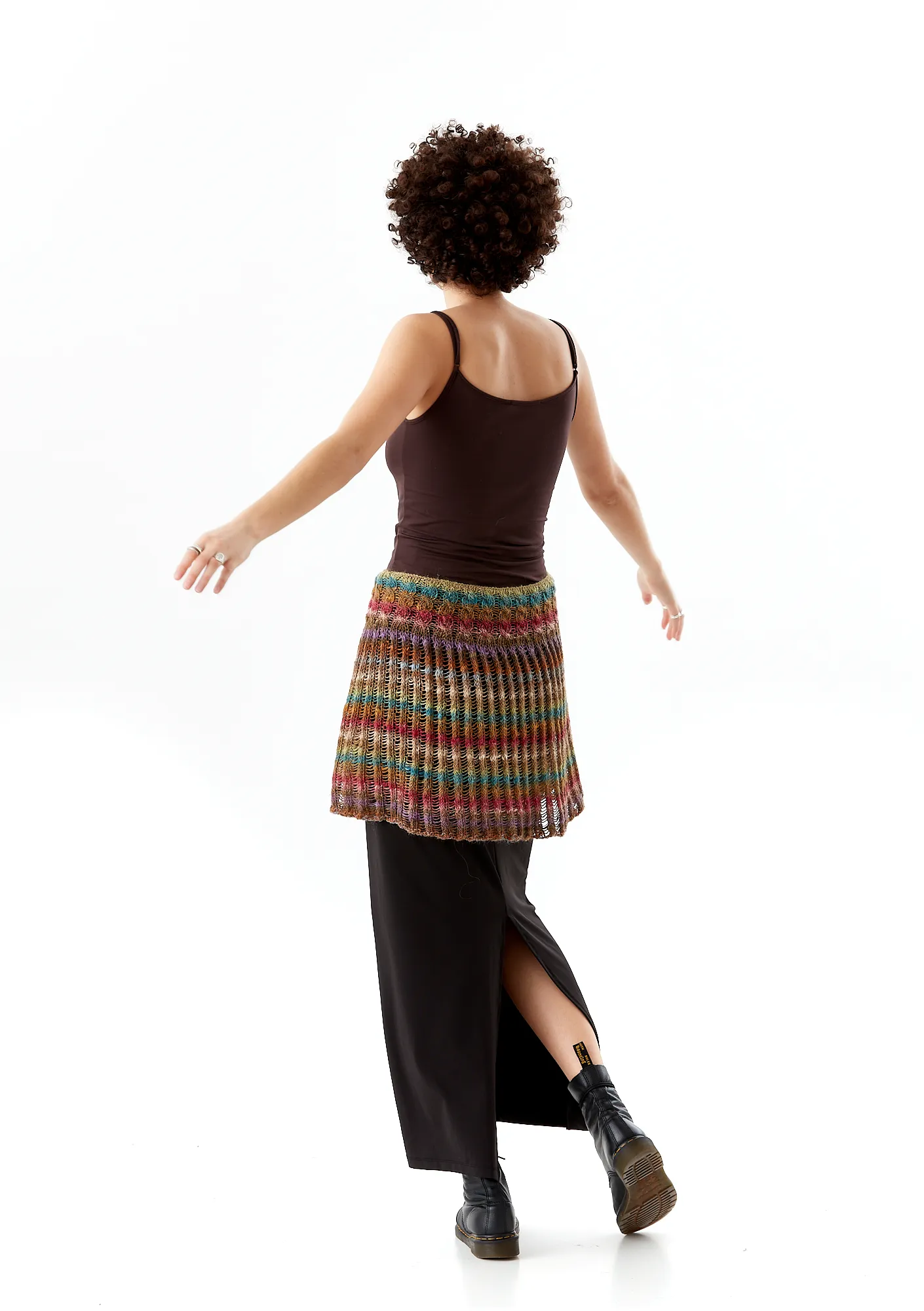 Klokkeblomst nederdel i flerfarvet ribstrik set bagfra