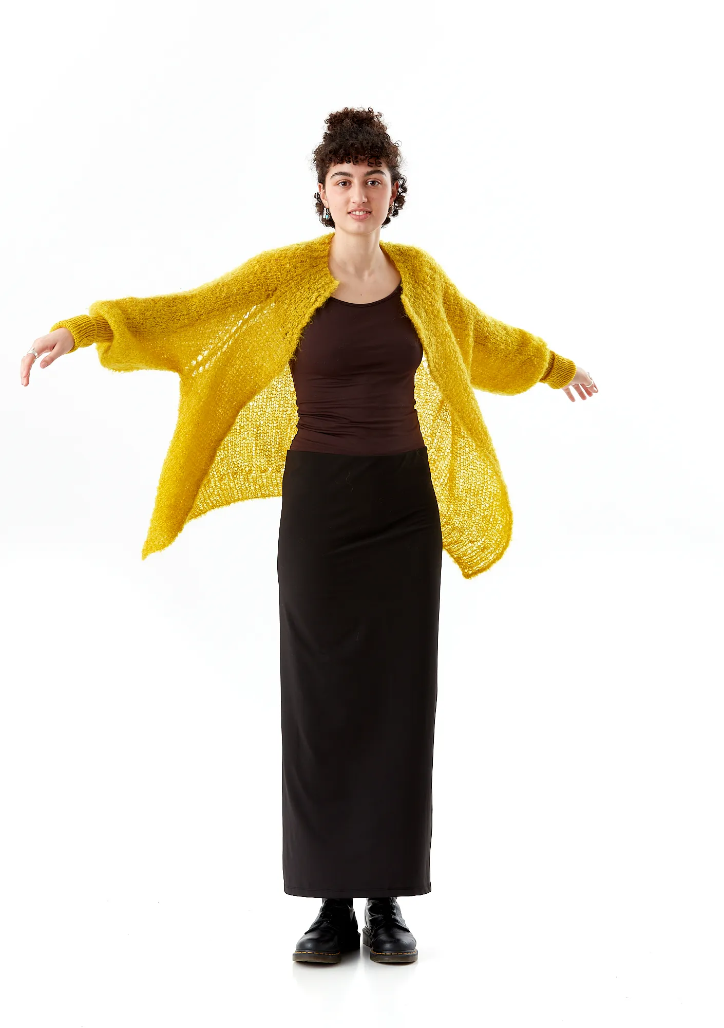 Model med armene ud i gul Windy cardigan